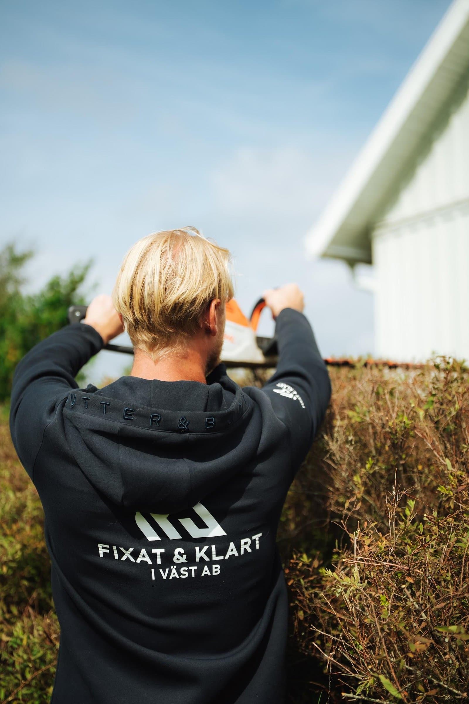 Professionell häckklippning med Fixat & Klart i Väst AB